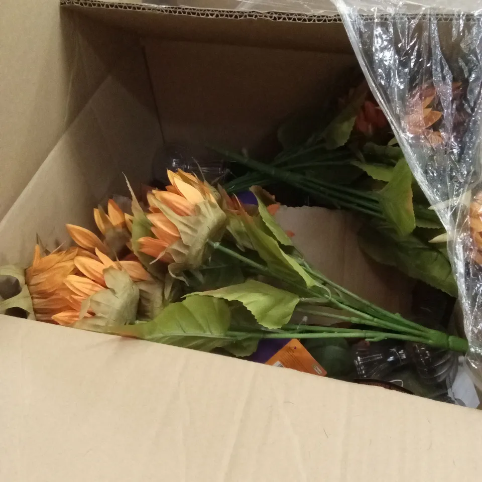 PALLET CONTAINING A LARGE ASSORTMENT OF BRAND NEW HALLOWEEN GOODS AND PRODUCTS TO INCLUDE; HALLOWEEN SUNFLOWERS, BAT LIGHTS, BAT CURTAINS, PLUSH PUMPKINS ETC