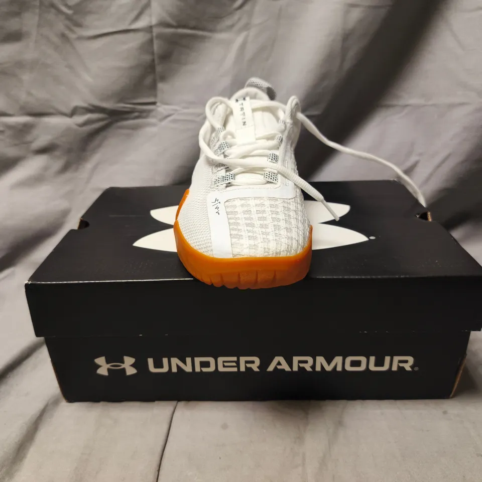 BOXED PAIR OF UNDER ARMOUR TRIBASE REIGN 6 TRAINERS IN WHITE/BLUE SIZE UK 6