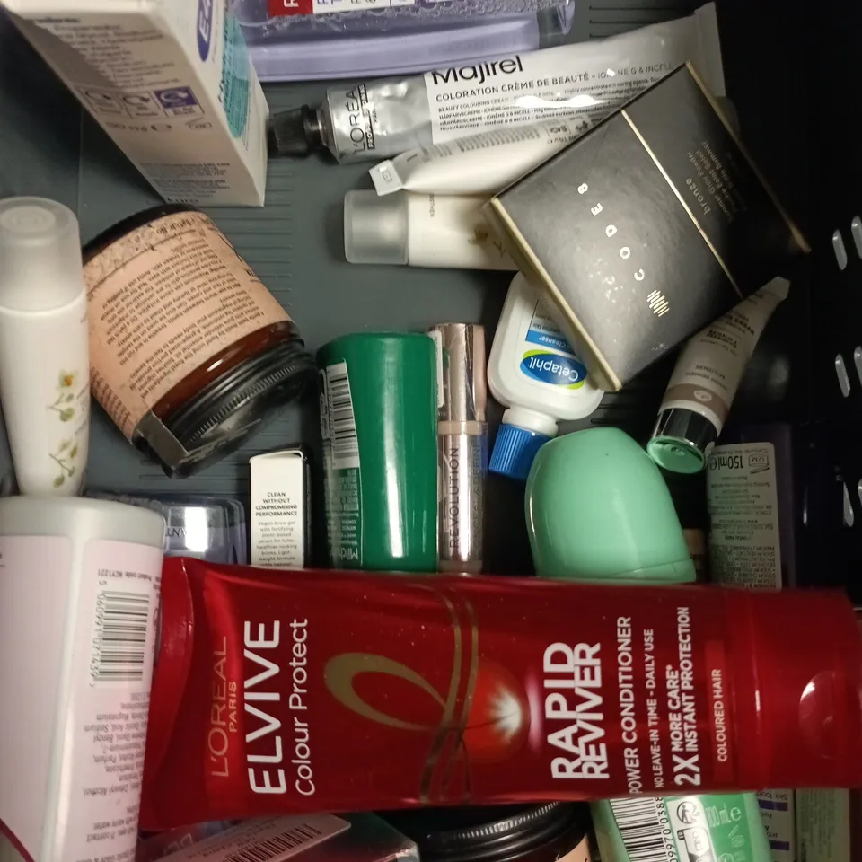 APPROXIMATELY 15 ASSORTED HEALTH & BEAUTY PRODUCTS TO INCLUDE HYDRATING CLEANSER, CODE8 BLUSH, SEA MAGIK SHAMPOO ETC 