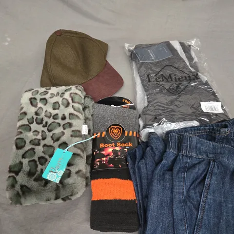 APPROXIMATELY 20 ASSORTED CLOTHING ITEMS IN VARIOUS SIZES TO INCLUDE - HAT , SOCKS , SCARF ETC