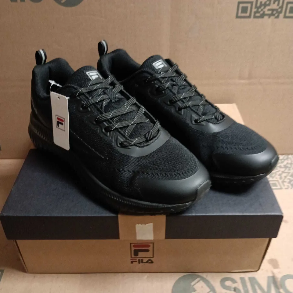 BOXED PAIR OF FILA MEN'S BLACK TRAINERS - UK 8 