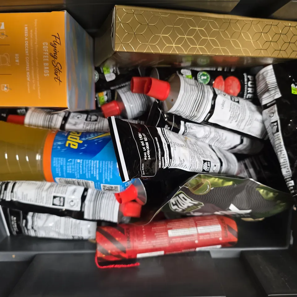APPROXIMATELY 12 ASSORTED FOOD & DRINK ITEMS TO INCLUDE TOMATO PUREE, LUCOZADE SPORT, HAMLET PRALINE COLLECTION, ETC - COLLECTION ONLY