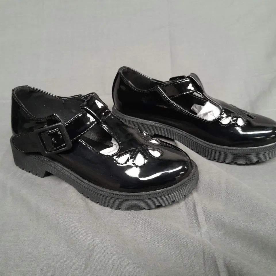BOXED PAIR OF ENVY SIZE 31 BLACK PATENT BUCKLE TRAINER 