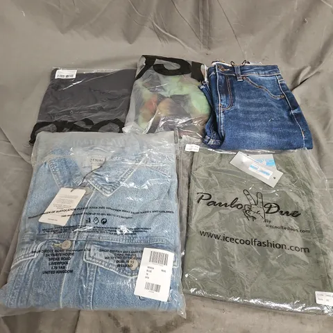 BOX OF APPROXIMATELY 20 ASSORTED CLOTHING ITEMS TO INCLUDE DRESS, TOPS, JEANS, ETC