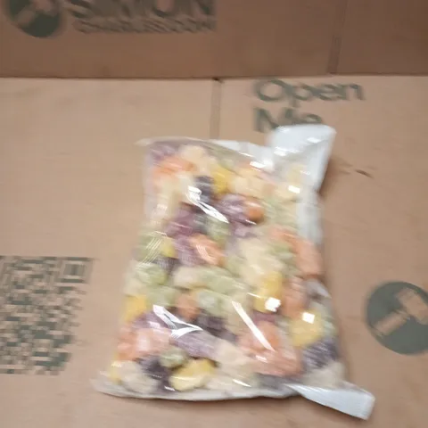 APPROXIMATELY 15 ASSORTED FOOD AND DRINK ITEMS INCLUDING 1KG PACK OF JELLY BABIES AND LIPTON PEACH ICE TEA 