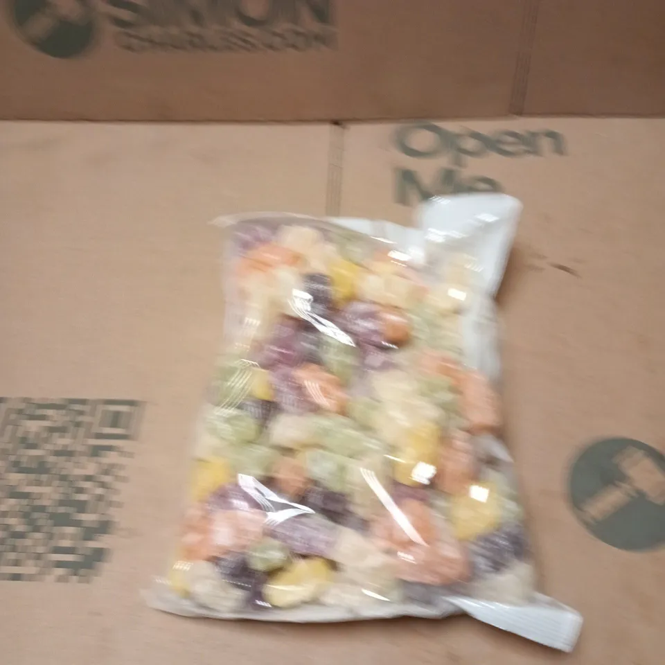 APPROXIMATELY 15 ASSORTED FOOD AND DRINK ITEMS INCLUDING 1KG PACK OF JELLY BABIES AND LIPTON PEACH ICE TEA 