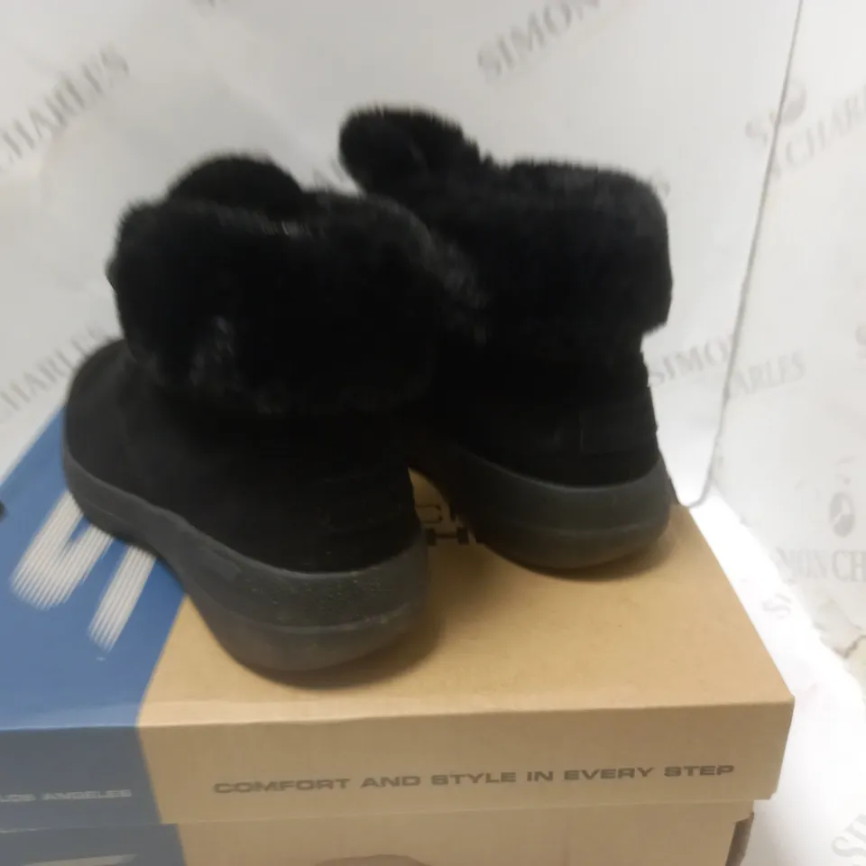 BOXED SKETCHERS PERFORMANCE  BLACK - SIZE 6