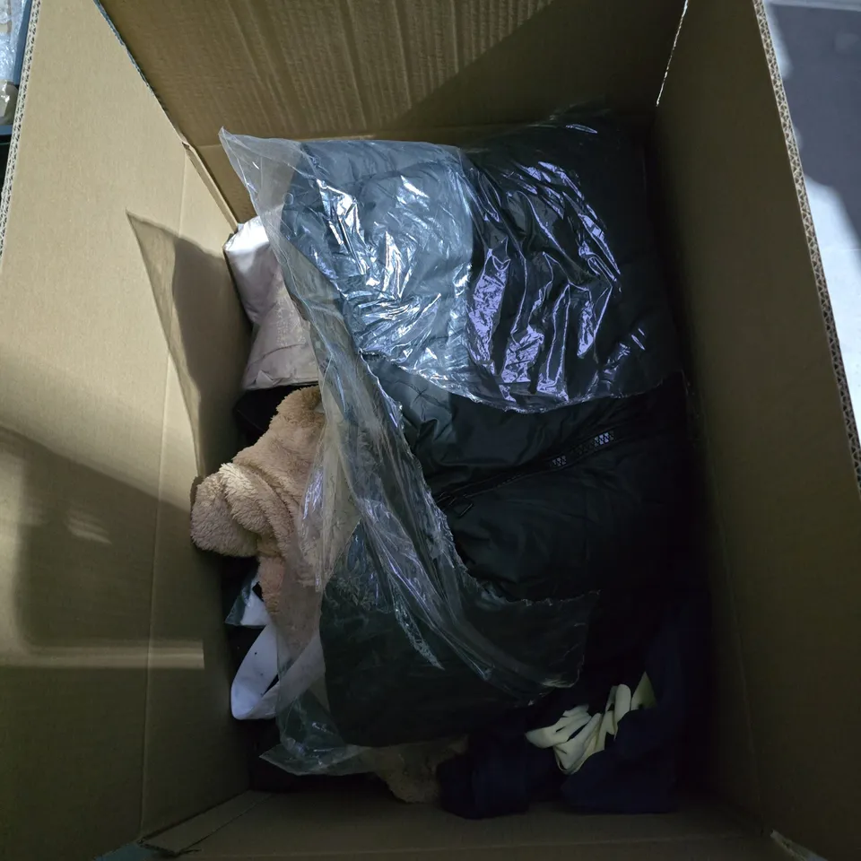 BOX OF APPROIXMATELY 15 ASSORTED CLOTHING ITEMS TO INCLUDE SOCKS, XMAS JUMPER, JEANS, TRACKSUIT BOTTOMS ETC