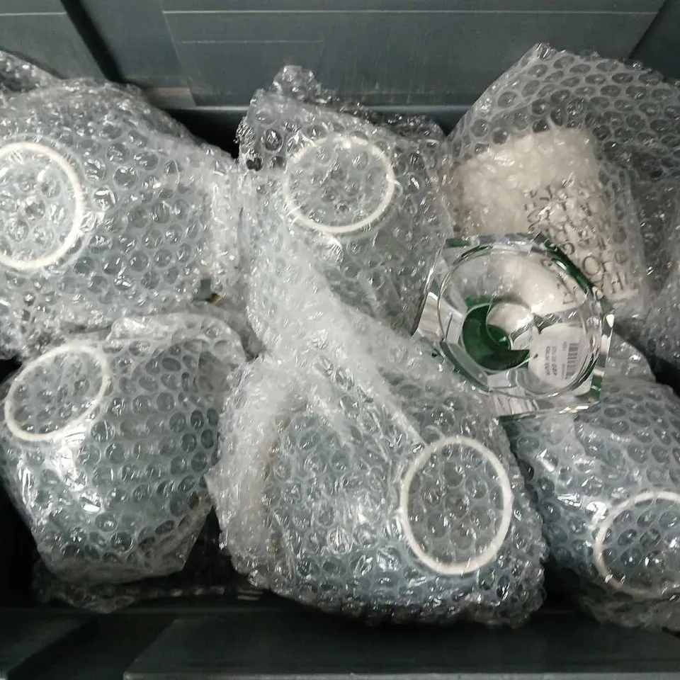 APPROXIMATELY 10 ASSORTED FRAGILE HOUSEHOLD ITEMS TO INCLUDE CUT GLASS CANDLEHOLDER, MUGS, ETC - COLLECTION ONLY