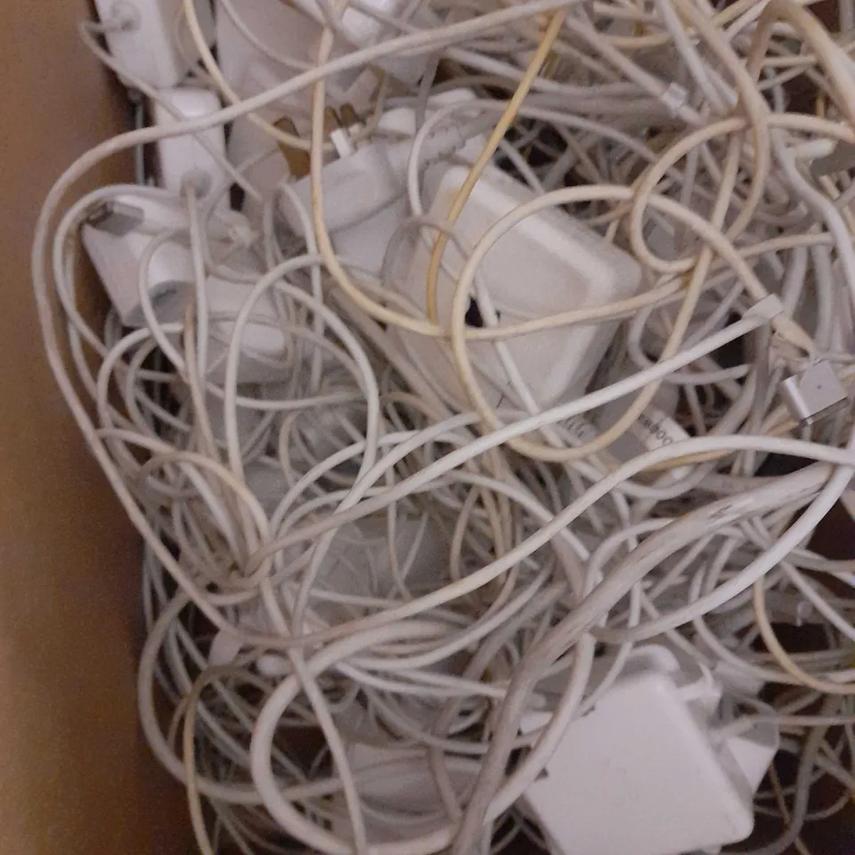 LOT OF APPROX 25 APPLE 60W MAGSAFE 2 POWER ADAPTERS