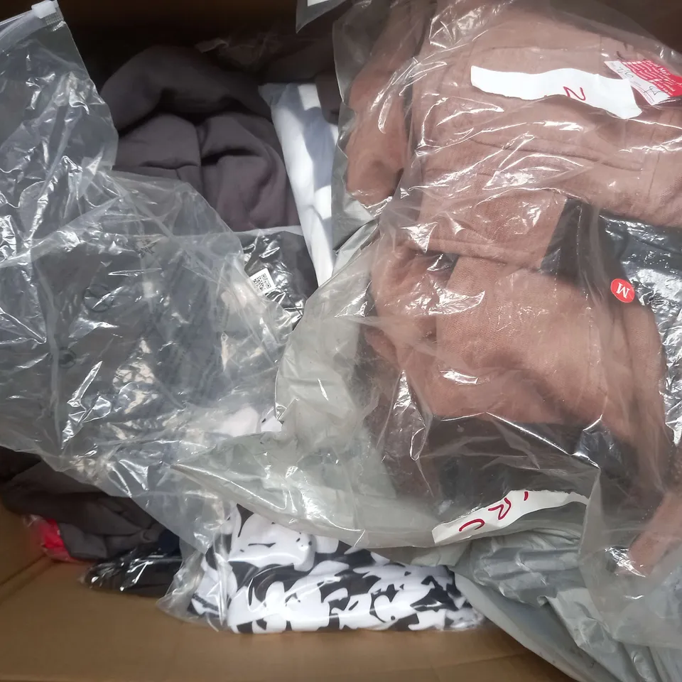 BOX OF APPROXIMATELY 25 ASSORTED CLOTHING ITEMS TO INCLUDE - T-SHIRT , BRA , LEGGING ETC