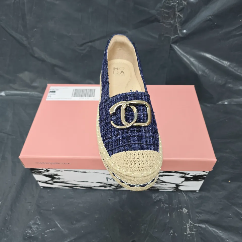 BOXED PAIR OF MODA IN PELLE FOLIO TEXTILE SHOES IN NAVY - 6