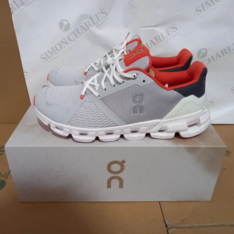 BOXED PAIR OF ON CLOUDFLYER 3 MENS TRAINERS SIZE 9