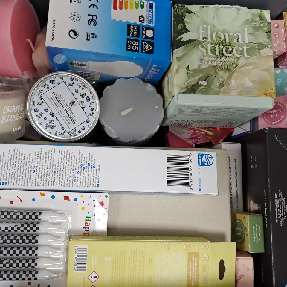 APPROXIMATELY 25 ASSORTED HOUSEHOLD ITEMS TO INCLUDE WAX MELTS, HALOGEN BULBS, ETC