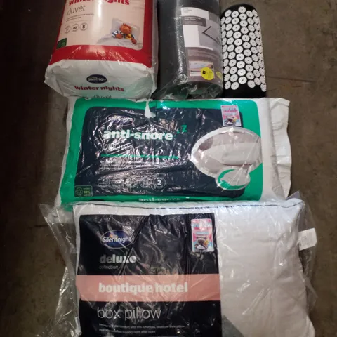 PALLET CONTAINING ASSORTED PILLOWS, CUSHIONS & BEDDING