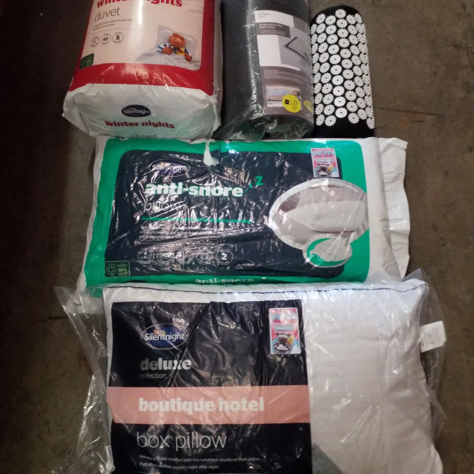 PALLET CONTAINING ASSORTED PILLOWS, CUSHIONS & BEDDING 