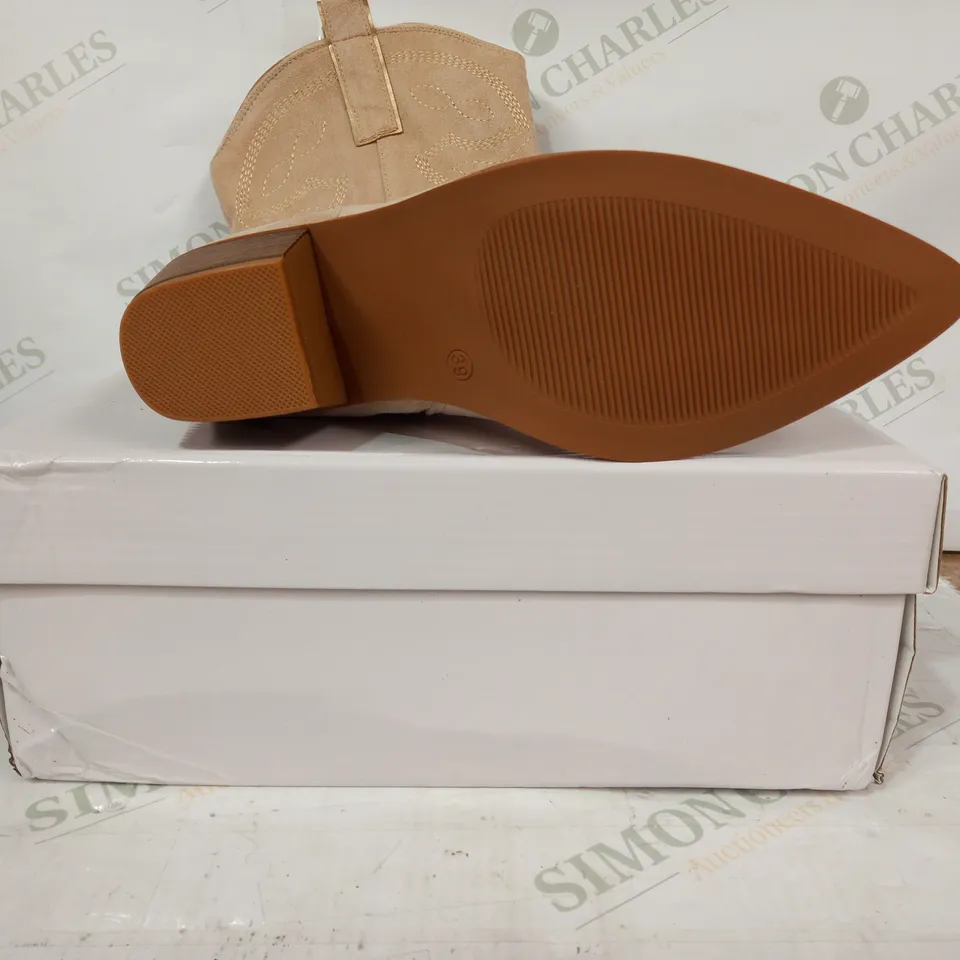 BOXED PAIR OF MARQUIIZ CONTRAST STITCH COWBOY BOOTS IN BEIGE EU SIZE 39
