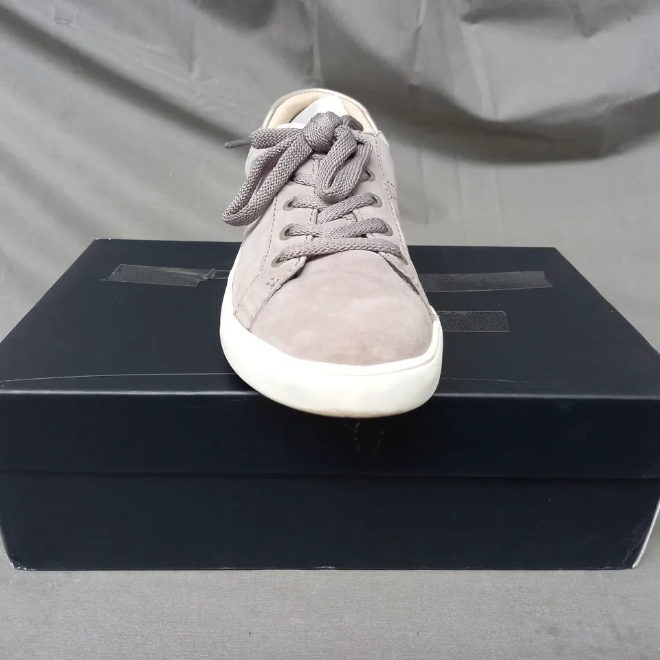 BOXED PAIR OF NATURALIZER TRAINERS IN GREY SIZE 5