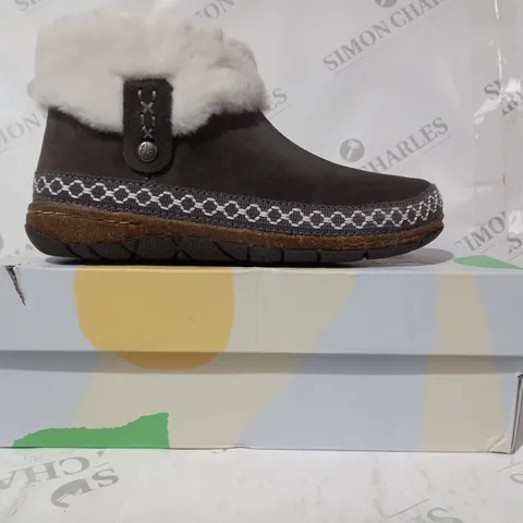 BOXED PAIR OF EARTH ORIGINS EMMALYN BOOTIES IN GREY UK SIZE 5