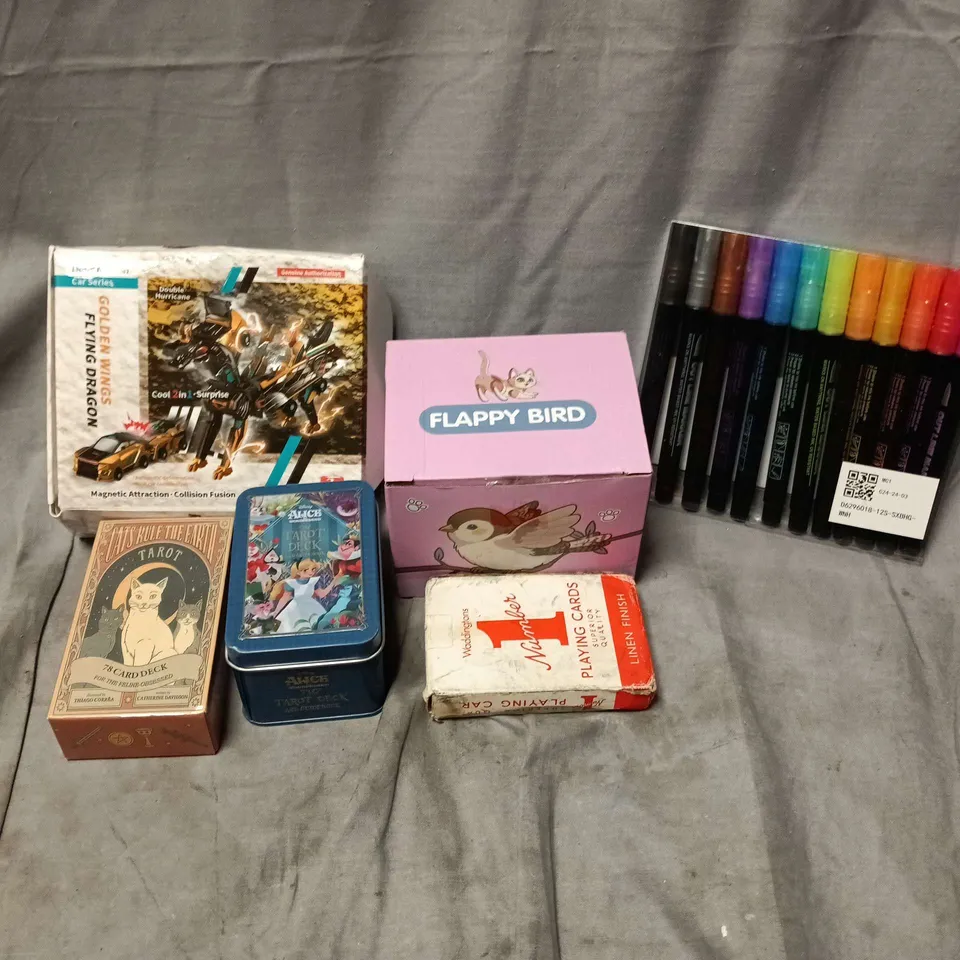APPROXIMATELY 12 ASSORTED TOYS & GAMES PRODUCTS TO INCLUDE OUTLINE MARKERS, TAROT CARDS, DEFORMATION CAR SERIES TOY, ETC