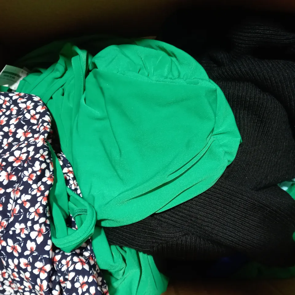 BOX OF APPROXIMATELY 10 ASSORTED CLOTHING ITEMS IN VARIOUS STYLES AND SIZES TO INCLUDE KIM & CO, ETC