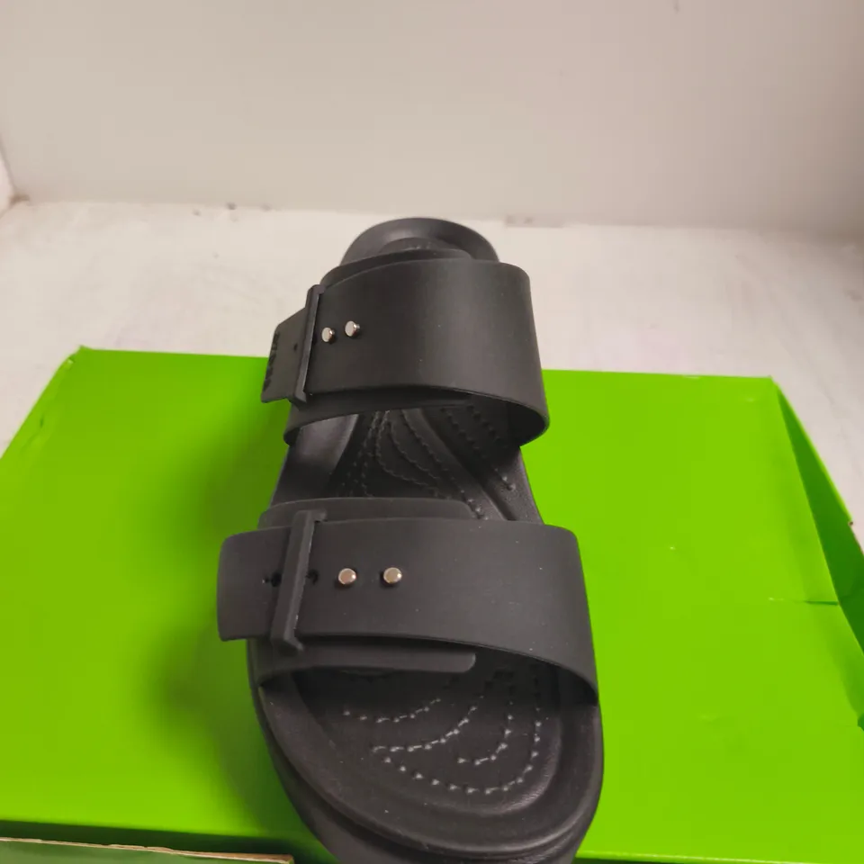 BOXED PAIR OF CROCS BROOKLYN BUCKLE LOW WEDGE SANDALS – BLACK, WOMEN'S UK 6 (