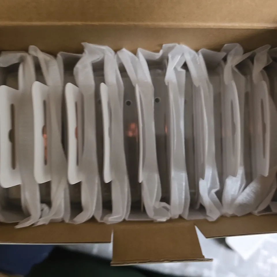 APPROXIMATELY 40 SAMSUNG GALAXY A72 CLEAR STANDING COVERS