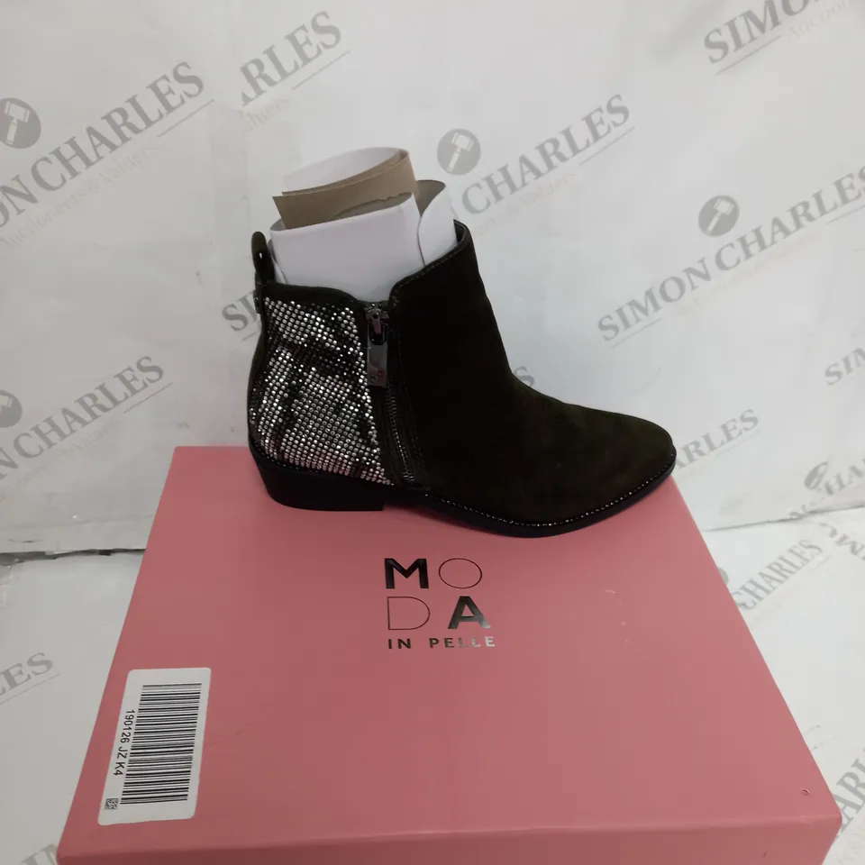 BOXED PAIR OF MODA IN PELLE KATREENA CRYSTAL ANKLE BOOT (KHAKI), SIZE 4 UK