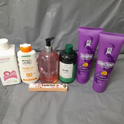 APPROXIMATELY 20 ASSORTED COSMETICS PRODUCTS TO INCLUDE - GIVE ME SHAMPOO AND CONDITIONER, HIBISCRUB WASH AND AMBER SOLAIRE SUN CREAM ETC.