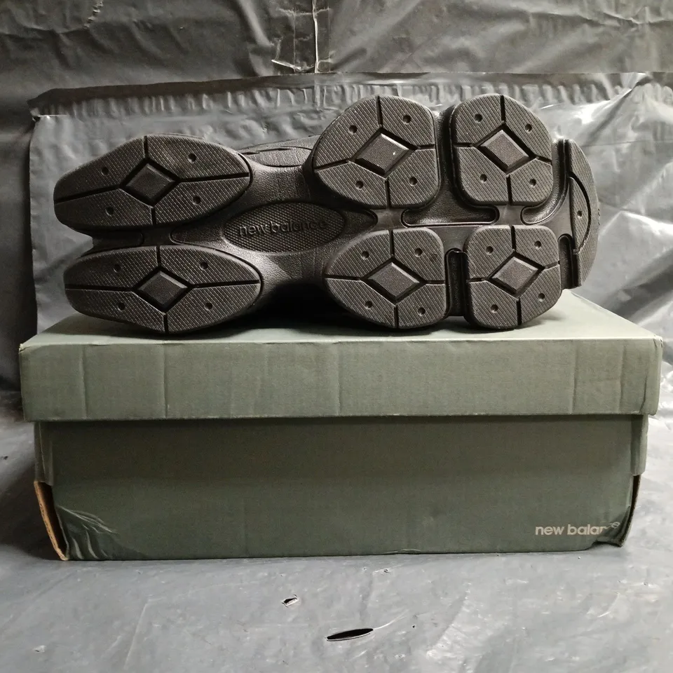 BOXED PAIR OF NEW BALANCE 9060 TRAINERS IN BLACK SIZE 7.5