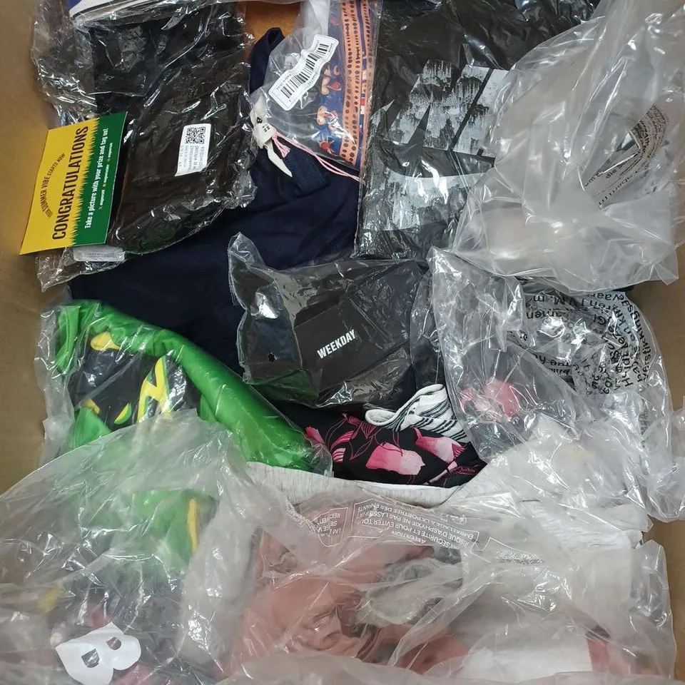BOX OF APPROXIMATELY 22 ASSORTED CLOTHING ITEMS TO INCLUDE - JEANS , HAT , TROUSERS ETC