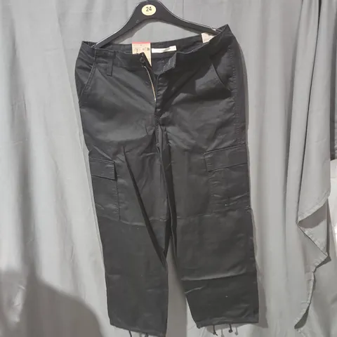LEVI'S 94 BAGGY CARGOS – BLACK DENIM CARGO TROUSERS, UK SIZE 28