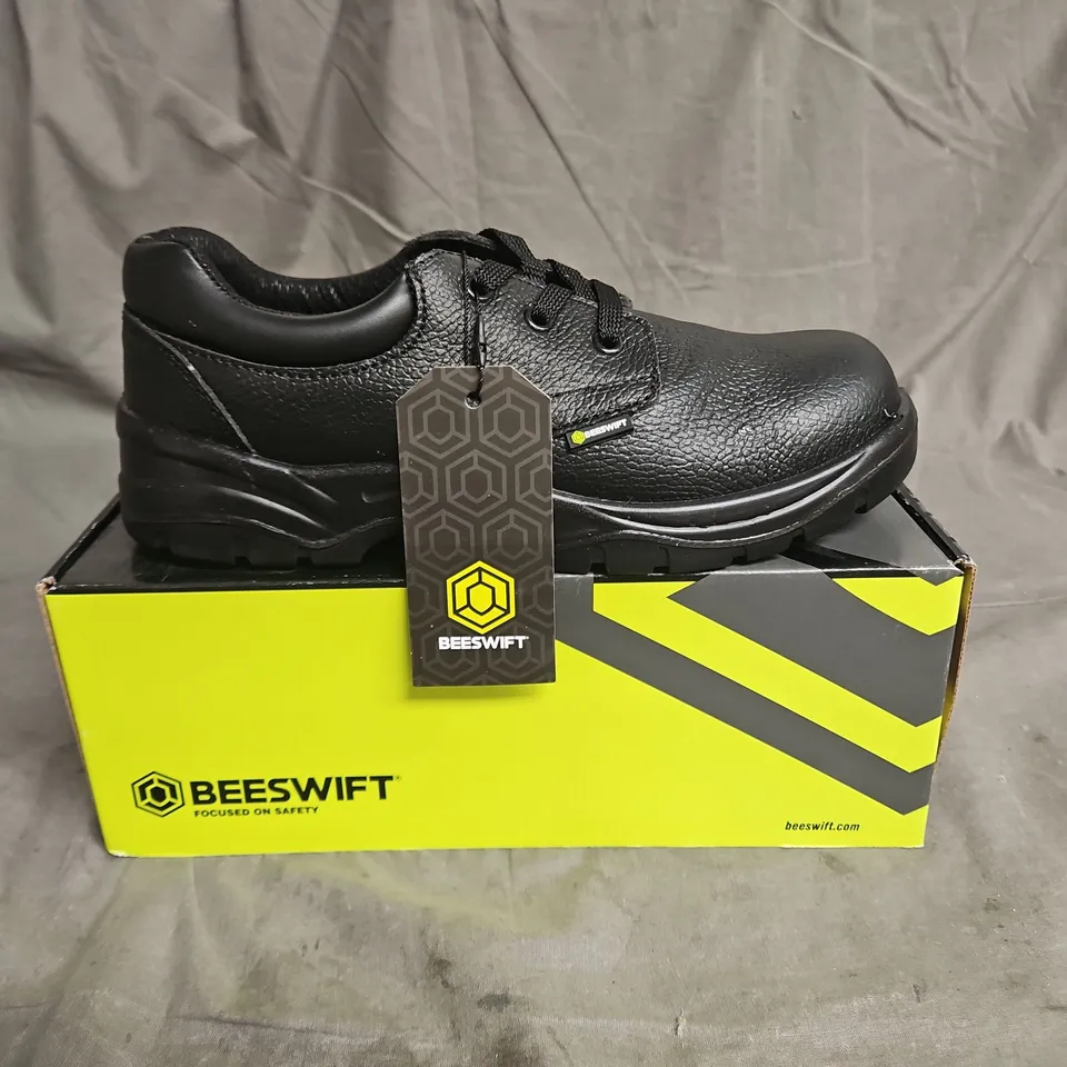 BOXED PAIR OF BEESWIFT SAFETY SHOES IN BLACK SIZE 8