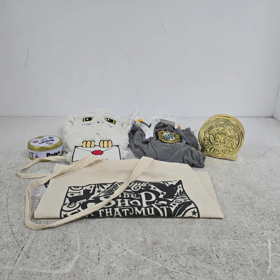 SET OF 5 HARRY POTTER THEMED ITEMS TO INCLUDE T SHIRT, HOT WATER BOTTLE AND COVER ETC