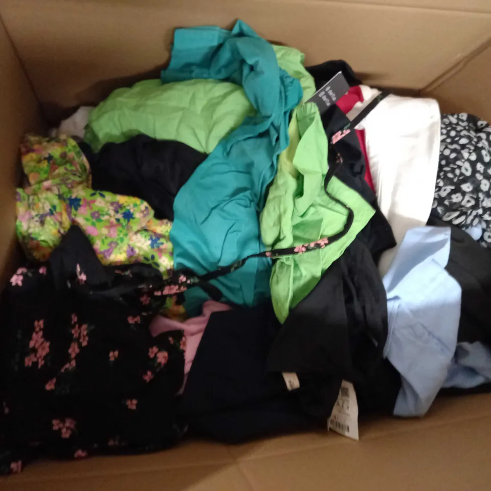 LOT OF APPROX 25 ASSORTED CLOTHING ITEMS VARYING IN SIZE/COLOUR/STYLE TO INCLUDE: TROUSERS, TOPS, DRESSES