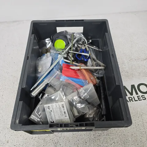 BOX CONTAINING A MIX OF APPROXIMATELY 15 sharp ASSORTED ITEMS INCLUDING scissors metal parts, tool blades etc.