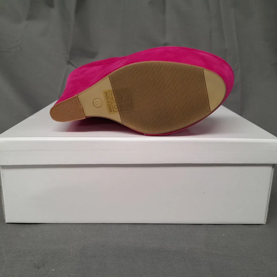 BOXED PAIR OF KOI COUTURE HR5 PLATFORM HIGH WEDGE FAUX SUEDE SHOES IN FUCHSIA SIZE 6