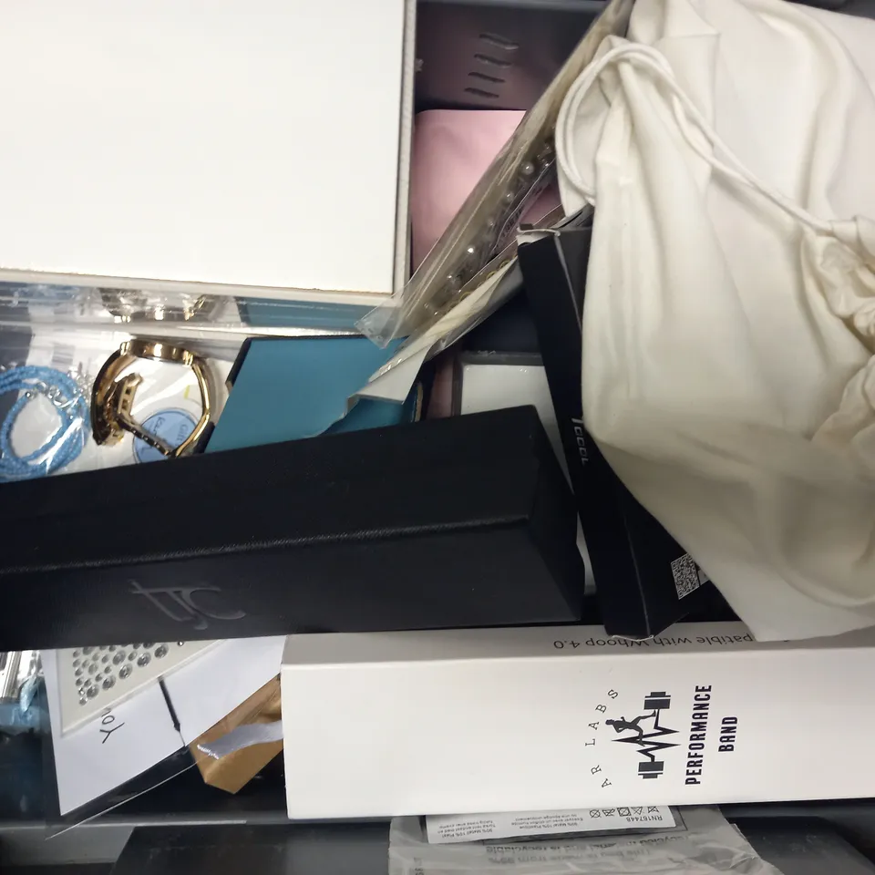 APPROXIMATELY 10 ASSORTED JEWELLERY ITEMS TO INCLUDE WATCHES, RINGS, NECKLACES, ETC