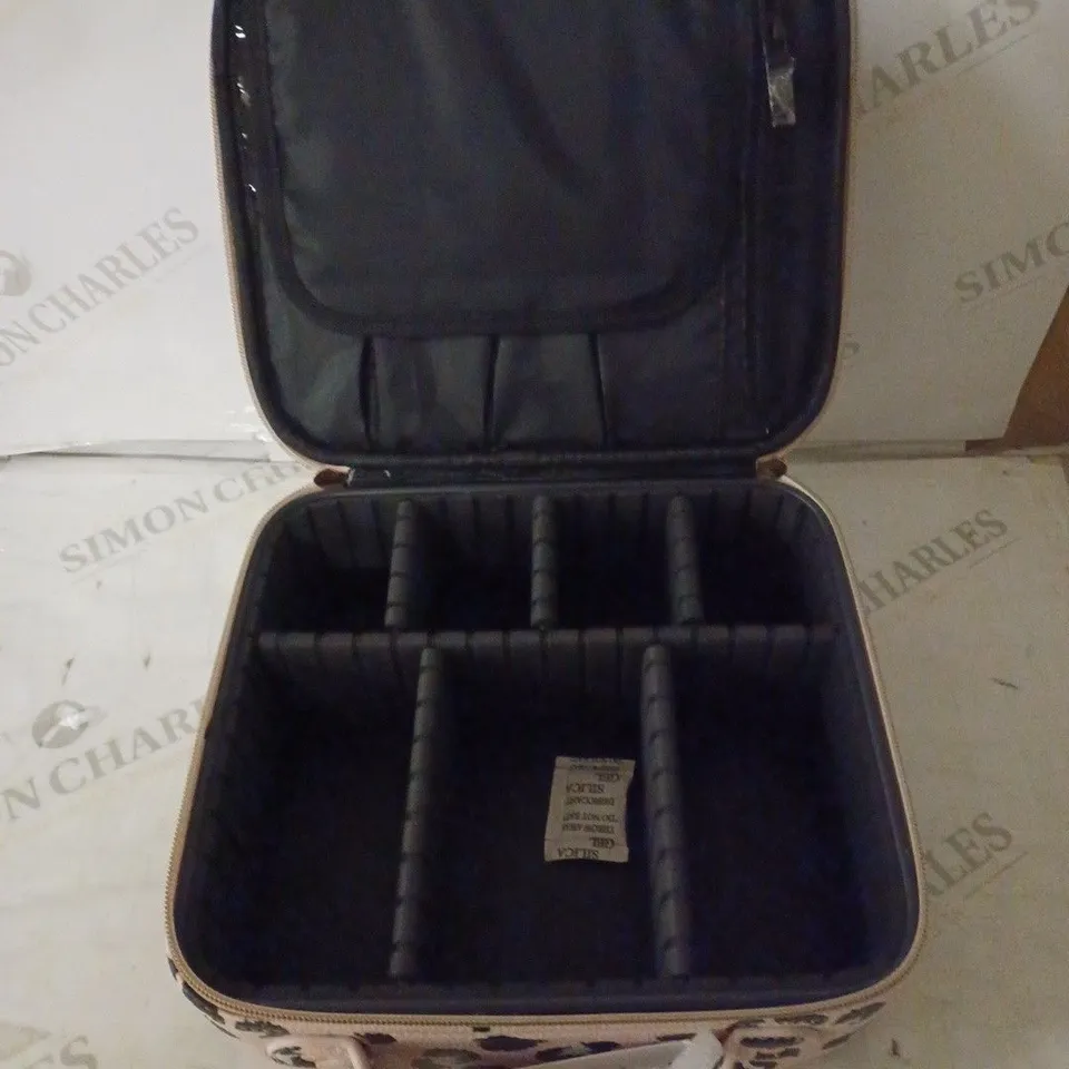 TILI LEOPARD PRINT MAKE-UP ORGANISER MEDIUM VANITY CASE