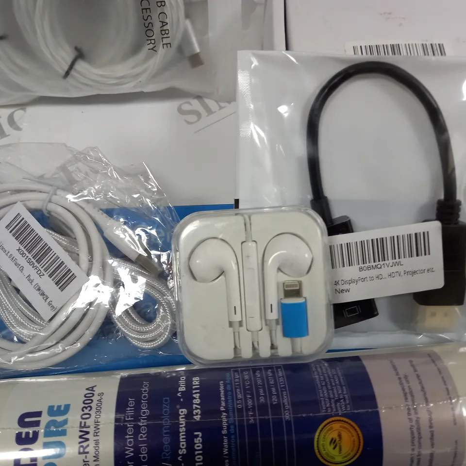 LOT OF 20 ASSORTED ITEMS TO INCLUDE 4K DISPLAY PORT EARPHONES AND MONITOR HOLDER