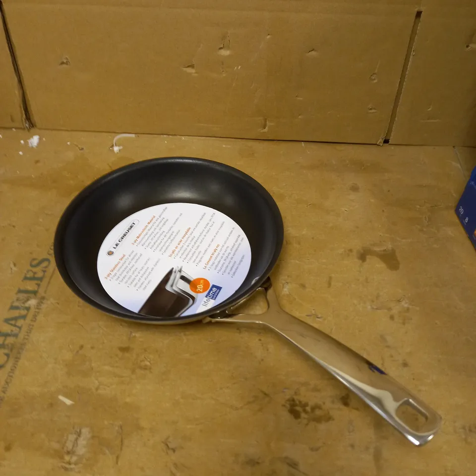 LE CREUSET 3-PLY STAINLESS STEEL NON-STICK OMELETTE PAN