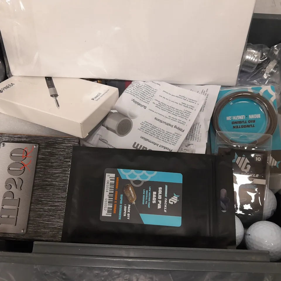 APPROXIMATELY 12 ASSORTED HOUSEHOLD ITEMS TO INCLUDE ARSENAL WATER BOTTLE, GOLF BALLS, FLASHING COLLAR, ETC