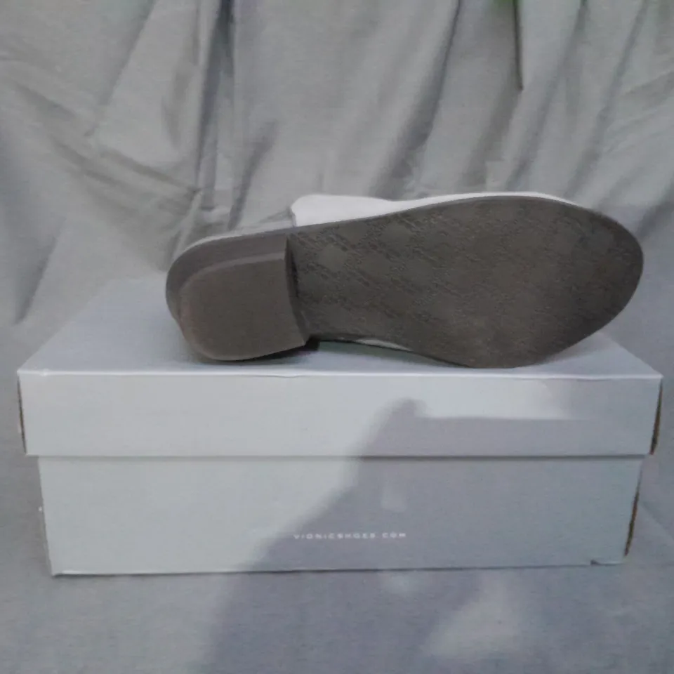 BOXED PAIR OF VIONIC MARISSA ANKLE BOOTS IN CHARCOAL SIZE 5.5 