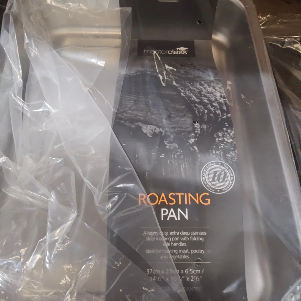 FOUR SETS OF MASTERCLASS CARVING SETS & FOUR MASTERCLASS HEAVY DUTY ROASTING PANS