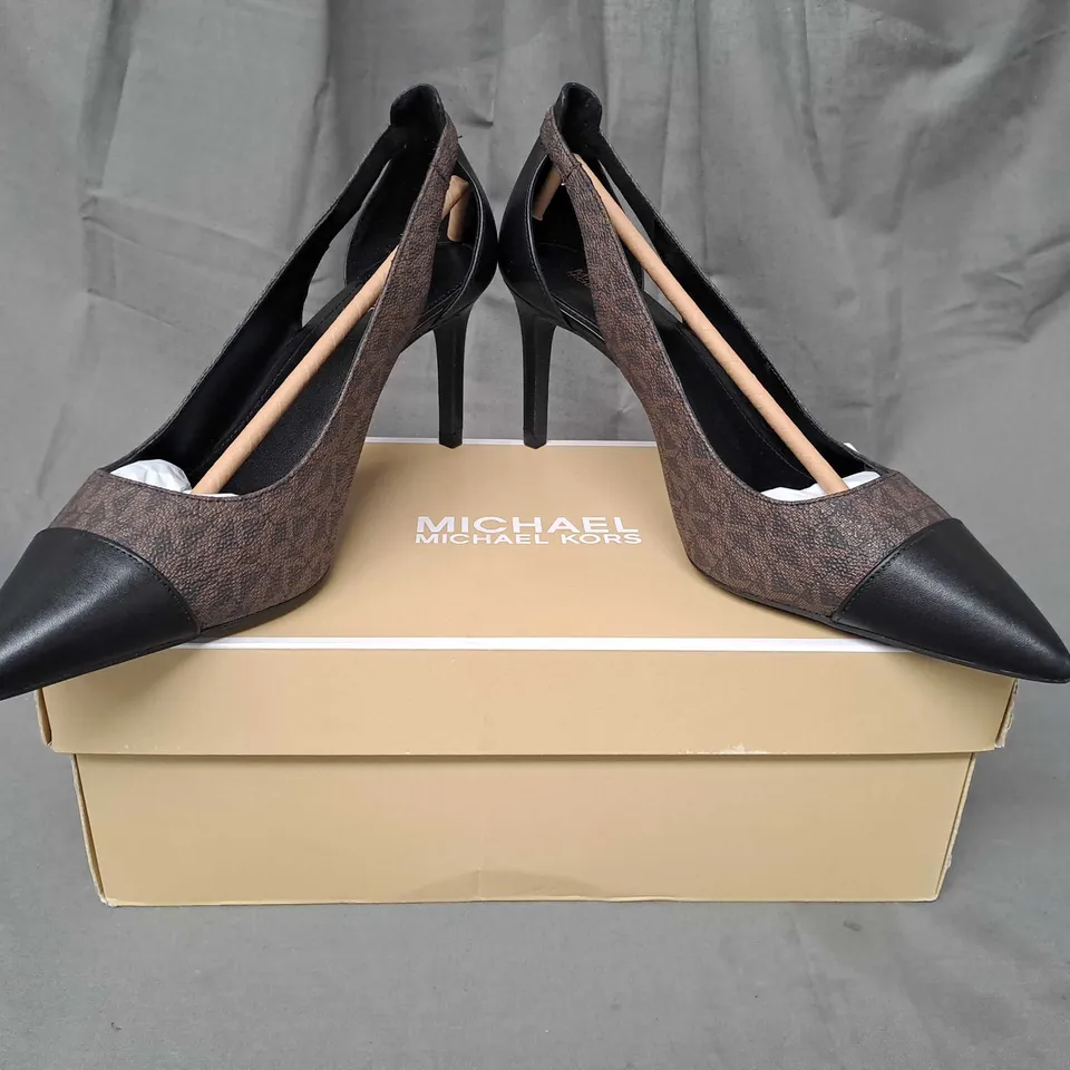 BOXED PAIR OF MICHAEL KORS ADLINE HEELED PUMPS IN BROWN SIZE 6.5