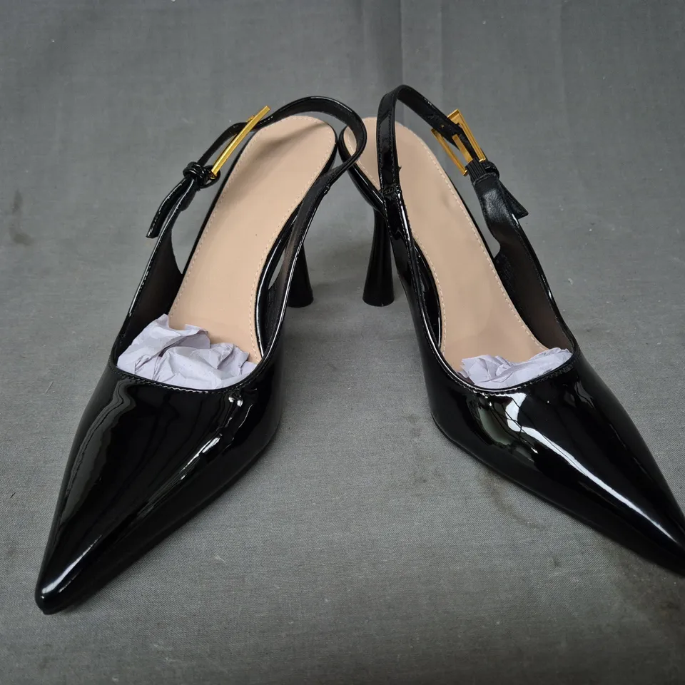 BOXED PAIR OF UNBRANDED POINTED TOE HEELED SHOES IN GLOSSY BLACK EU SIZE 38