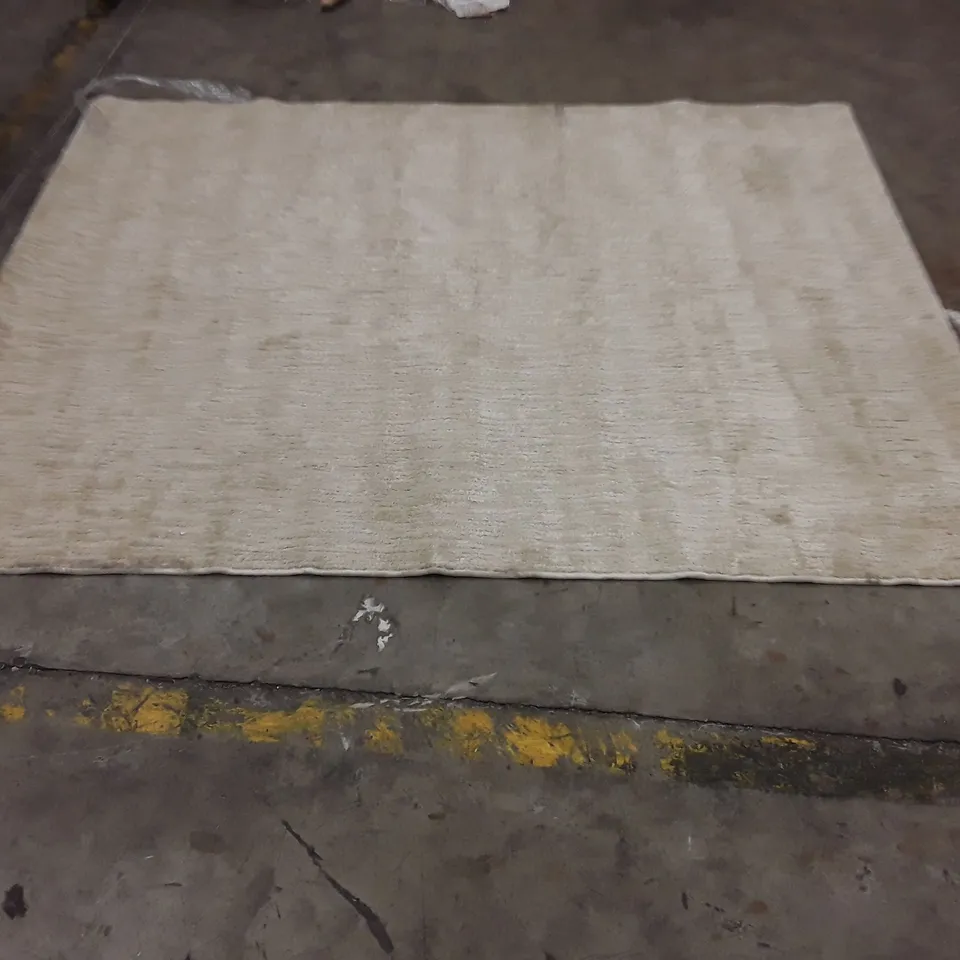 QUALITY DESIGNER AREA RUG // APPROX SIZE: 180 x 230cm