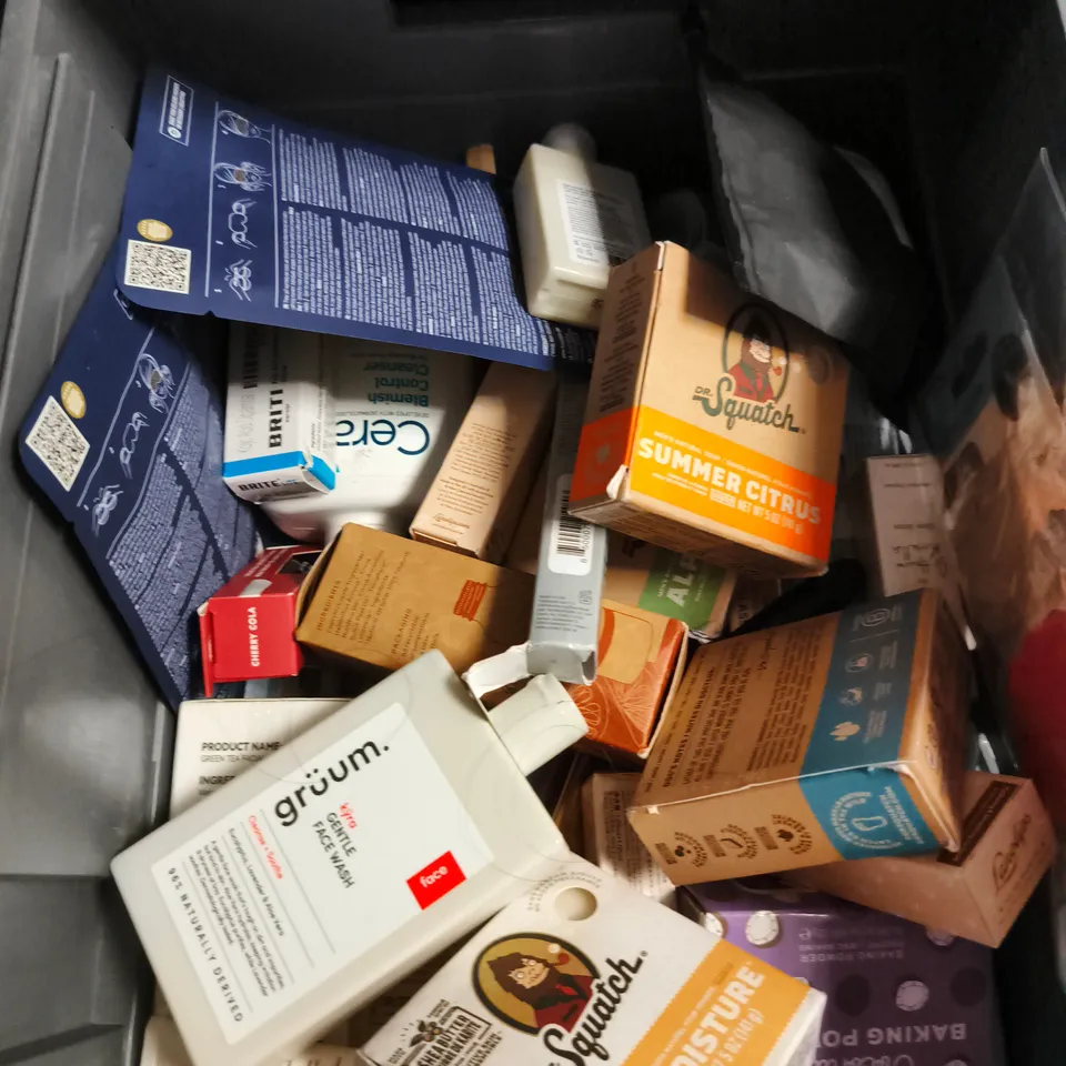 APPROXIMATELY 20 HEALTH AND BEAUTY PRODUCTS TO INCLUDE ELVIVE CONDITIONER, GRUUM GENTLE FACE WASH AND DR SQUATCH ROLL ON