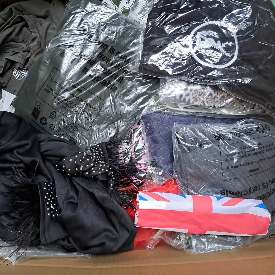 APPROXIMATELY 25 ASSORTED CLOTHING ITEMS IN VARIOUS SIZES TO INCLUDE - UMBRELLA , SHORTS , SKIRT ETC