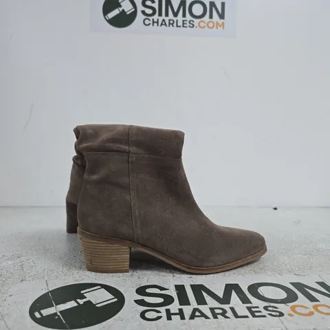 NEXT WOMEN'S BOOTS β TAUPE SUEDE, UK 8 (EU 41)